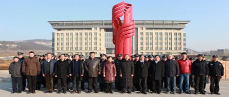 说明: D:\2016年工作\2016.02.02校领导春节慰问\与校领导合影.jpg